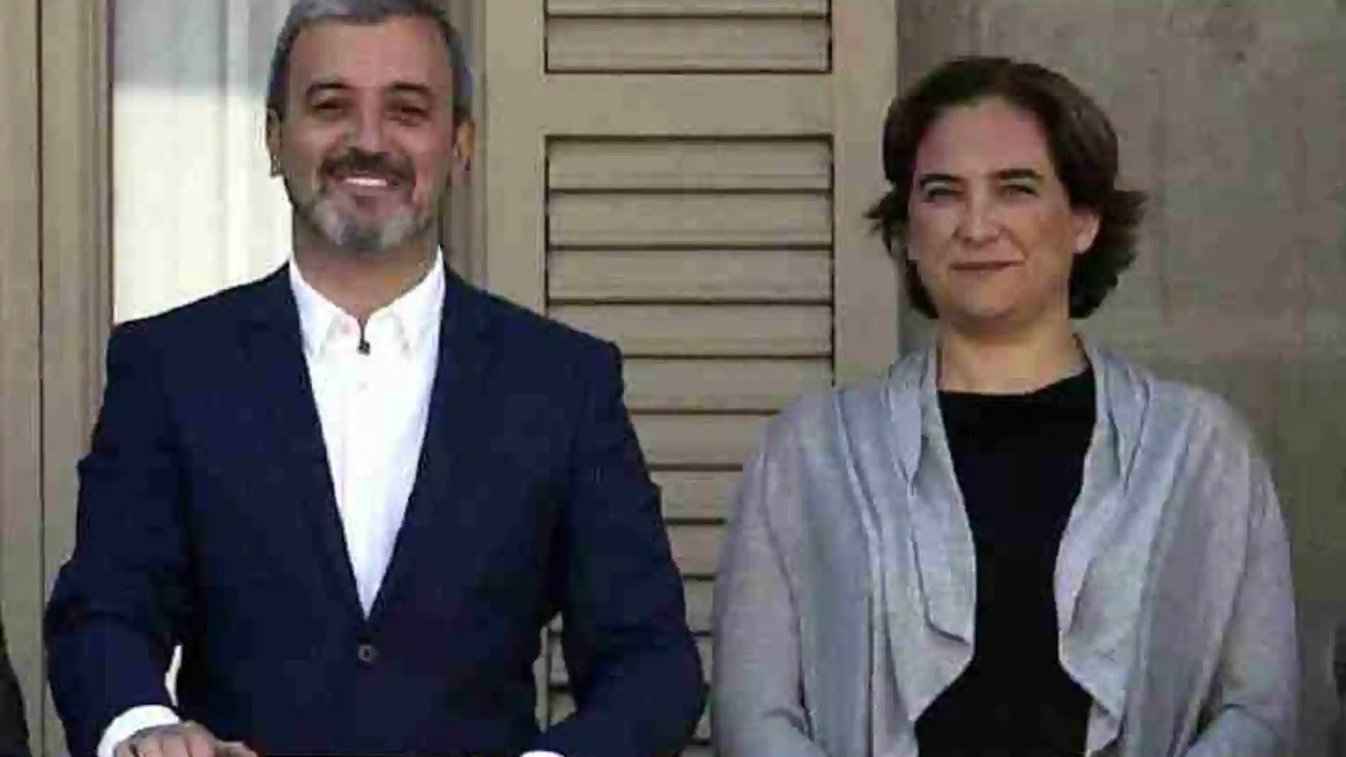 Jaume Collboni (PSC) y Ada Colau (BComú), en el balcón del Ayuntamiento de Barcelona.