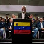 El coordinador político de la Mesa de Unidad Democrática (MUD), Ángel Oropeza (c), hoy, 21 de febrero del 2018, en Caracas (Venezuela). EFE/MIGUEL GUTIÉRREZ