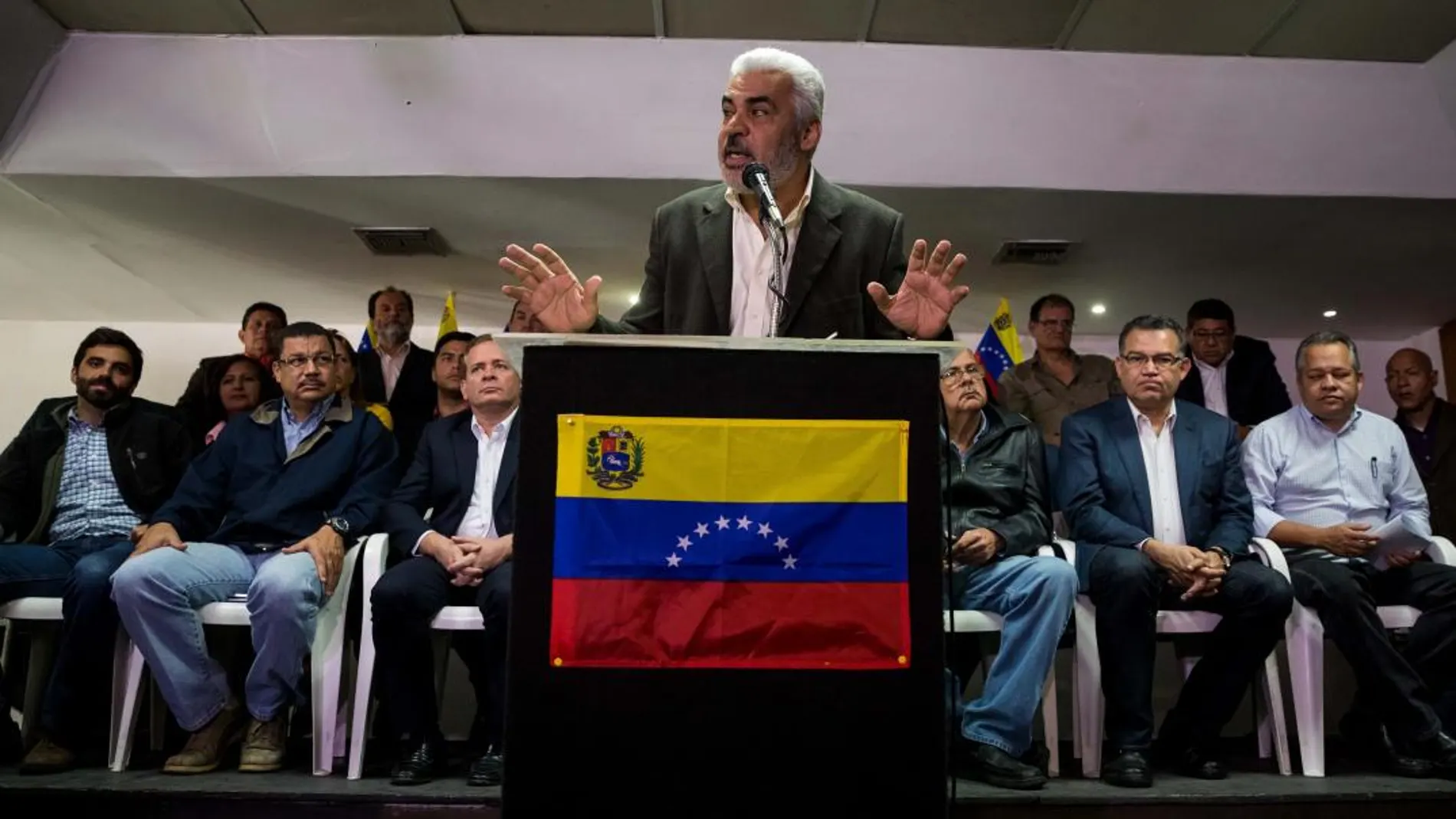 El coordinador político de la Mesa de Unidad Democrática (MUD), Ángel Oropeza (c), hoy, 21 de febrero del 2018, en Caracas (Venezuela). EFE/MIGUEL GUTIÉRREZ