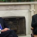 Instante en que el Rey Felipe VI escucha la traducción