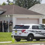 La policía permanece ante la vivienda de Omar Mateen, en Port St. Lucie, Florida.