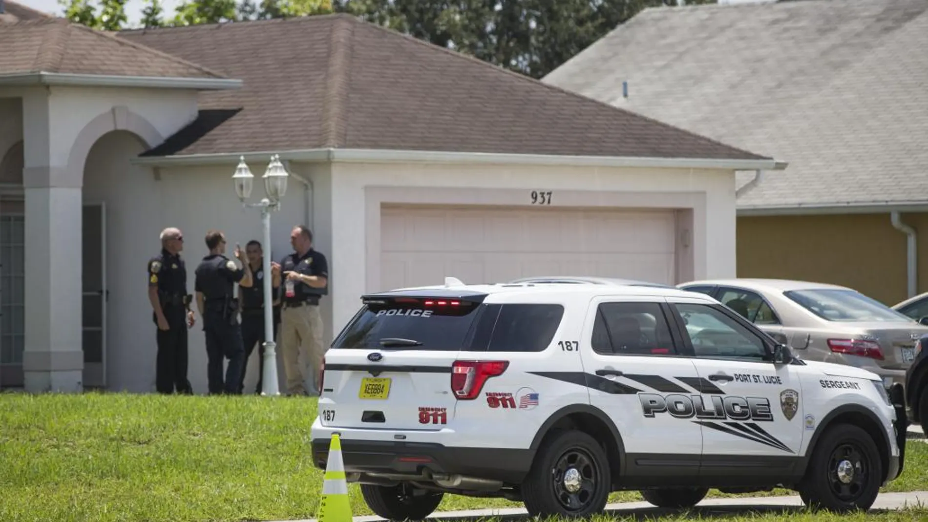 La policía permanece ante la vivienda de Omar Mateen, en Port St. Lucie, Florida.