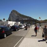 Vehículos a la espera de entrar en Gibraltar