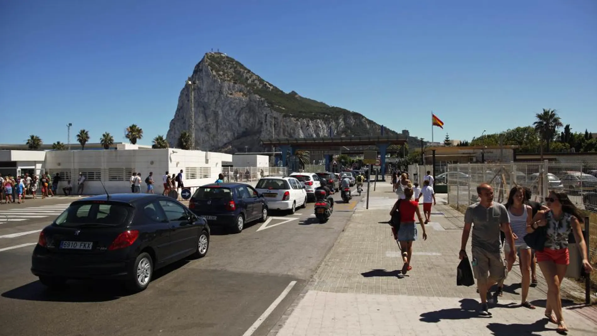 Vehículos a la espera de entrar en Gibraltar
