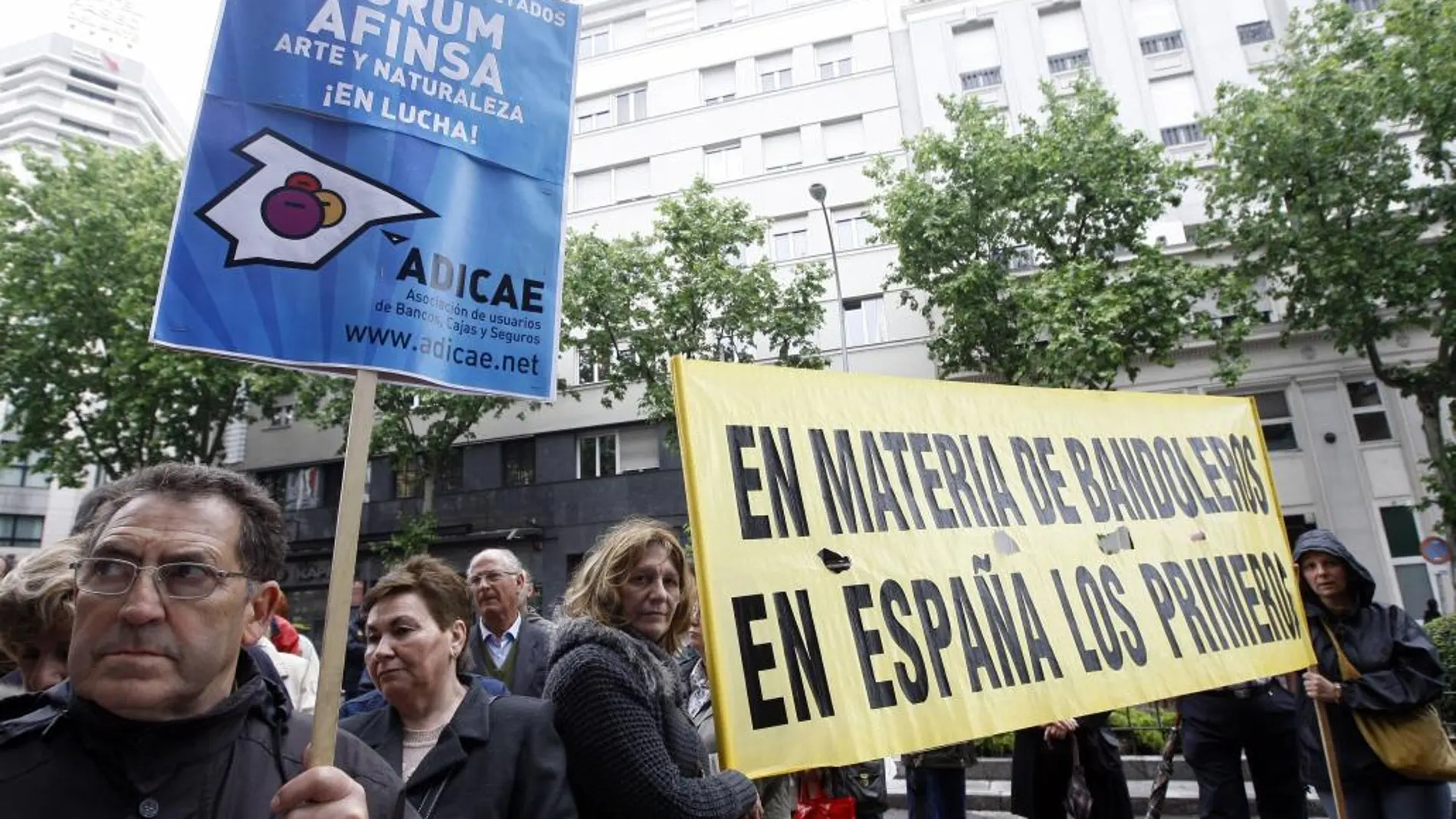 Afectados de Forum y Afinsa se manifiestan en Madrid en una imagen de archivo.