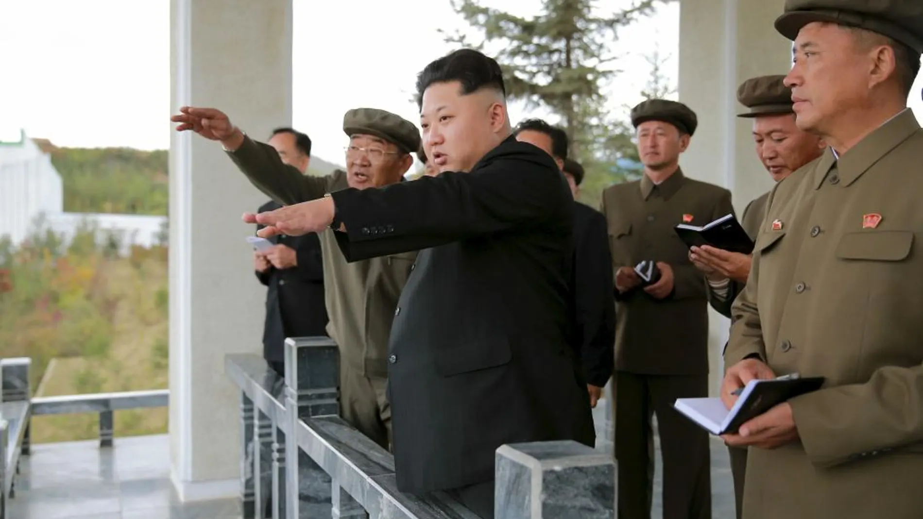 El líder norcoreano Kim Jong Un durante una visita a una central eléctrica en construcción