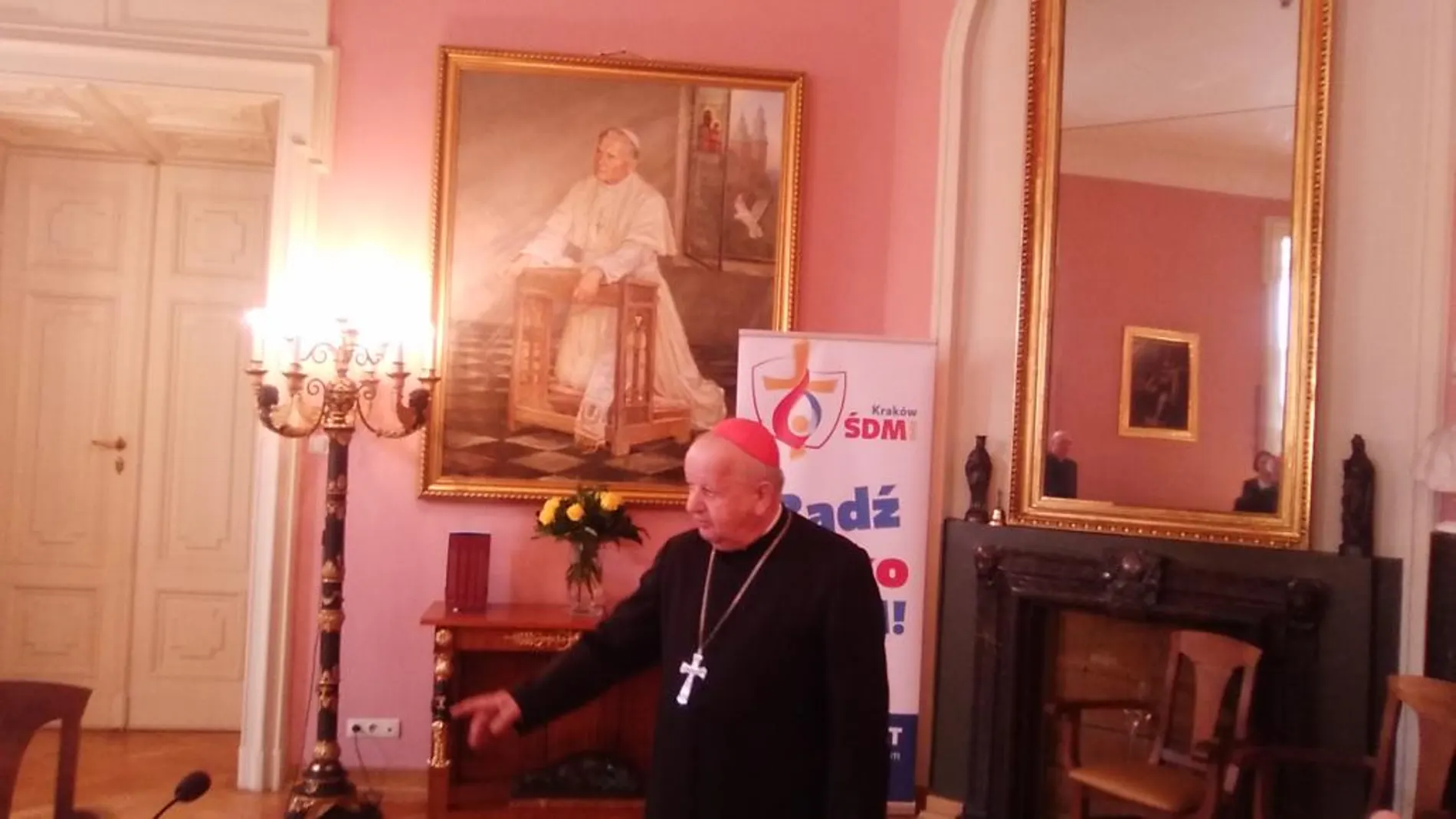 El cardenal en la misma oficina que ocupaba Juan Pablo II