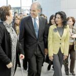 Francisco Camps acompañado por las profesionales y empresarias que organizan el Congreso