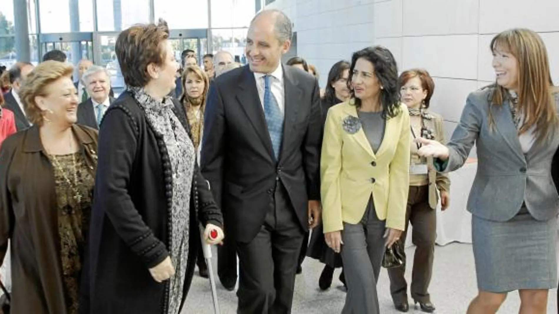 Francisco Camps acompañado por las profesionales y empresarias que organizan el Congreso