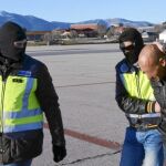 Agentes de la Policía Nacional conducen a uno de los detenidos en la «operación Chacal» para su traslado a Madrid desde Ceuta el 24 de enero de 2015