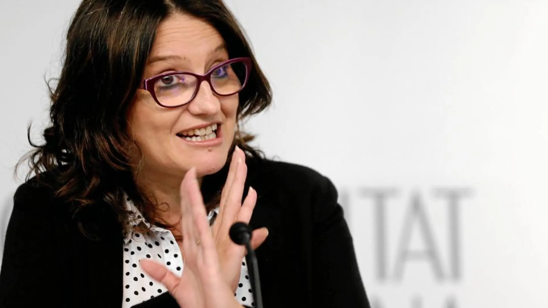 La vicepresidenta Mónica Oltra, comenzó la rueda de prensa usando el lenguaje de signos