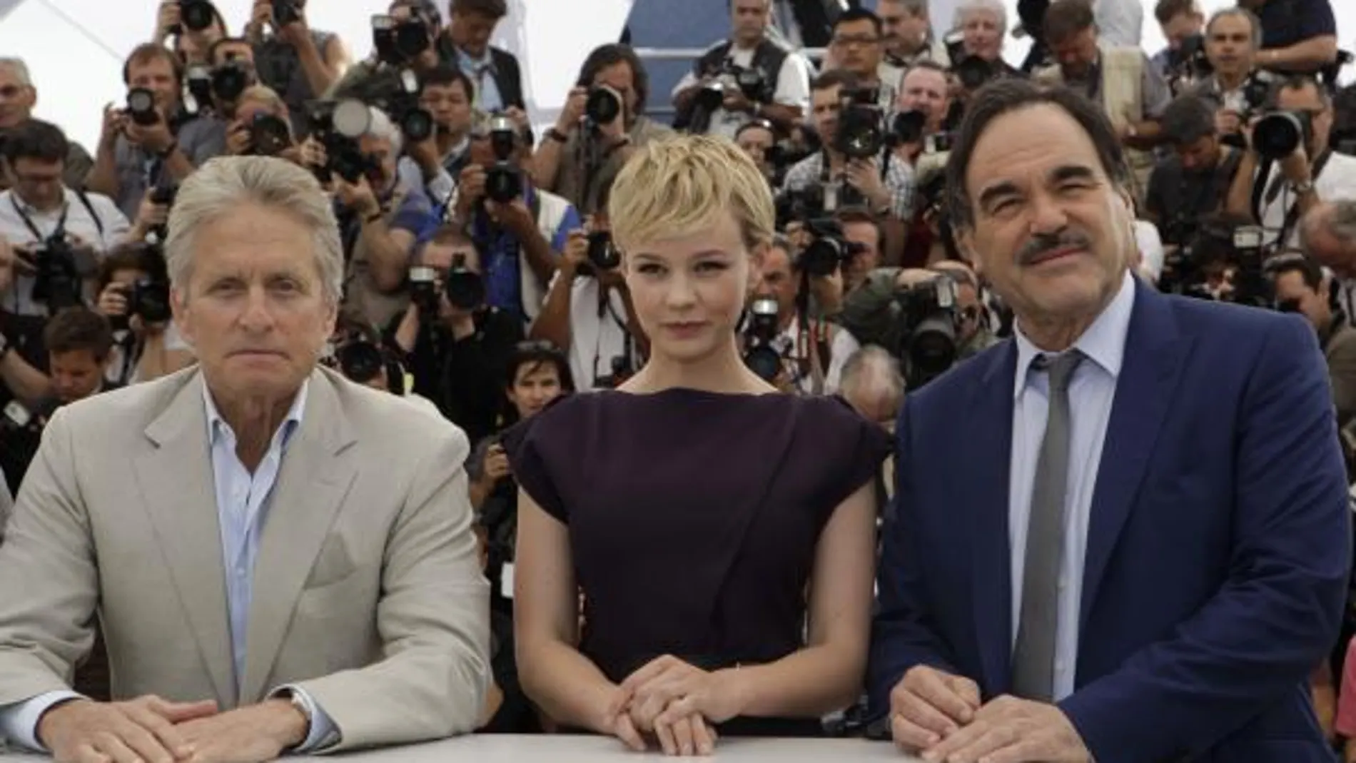 Michael Douglas, Carey Mulligan y Oliver Stone, en Cannes