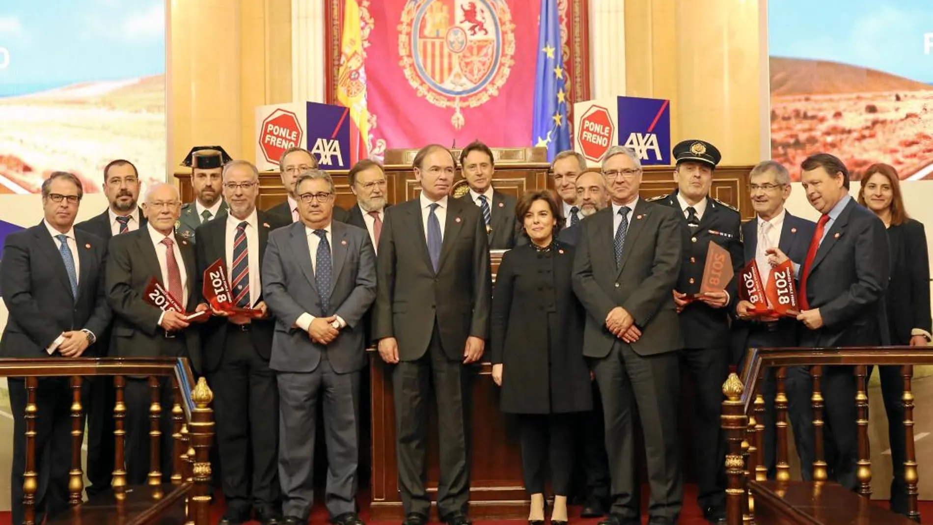 Los premiados de Ponle Freno posaron con García-Escudero, Sáenz de Santamaría y Zoido, entre otras autoridades