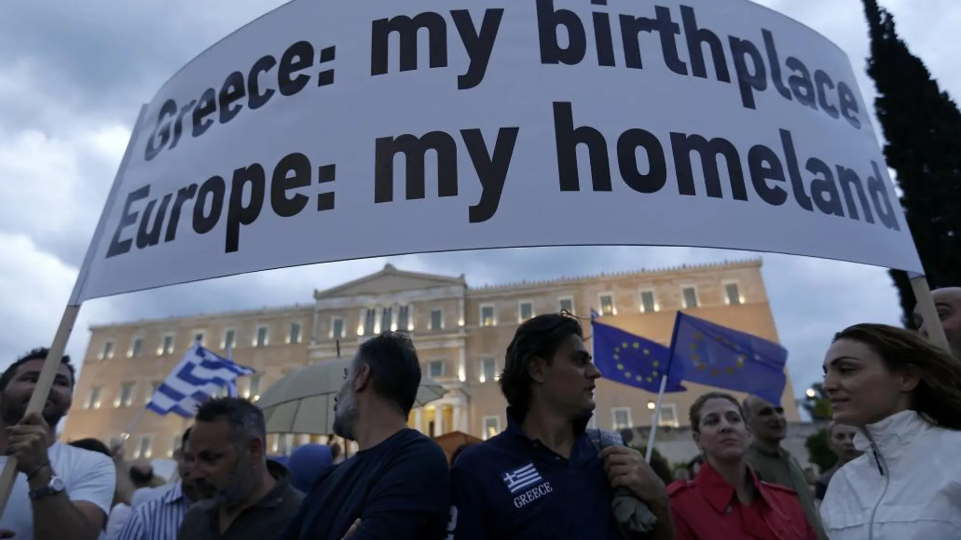 Partidarios de permanecer en el euro se manifiestan en Atenas