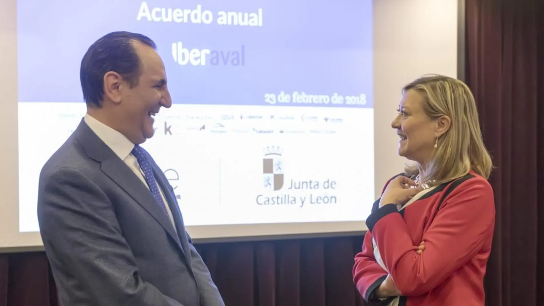 La consejera de Economía y Hacienda, Pilar del Olmo, conversa animadamente con el presidente de Iberaval, José Rolando Álvarez, en la