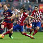 El centrocampista croata del Barcelona Ivan Rakitic pelea un balón con los jugadores del Atlético de Madrid Filipe Luis y Koke