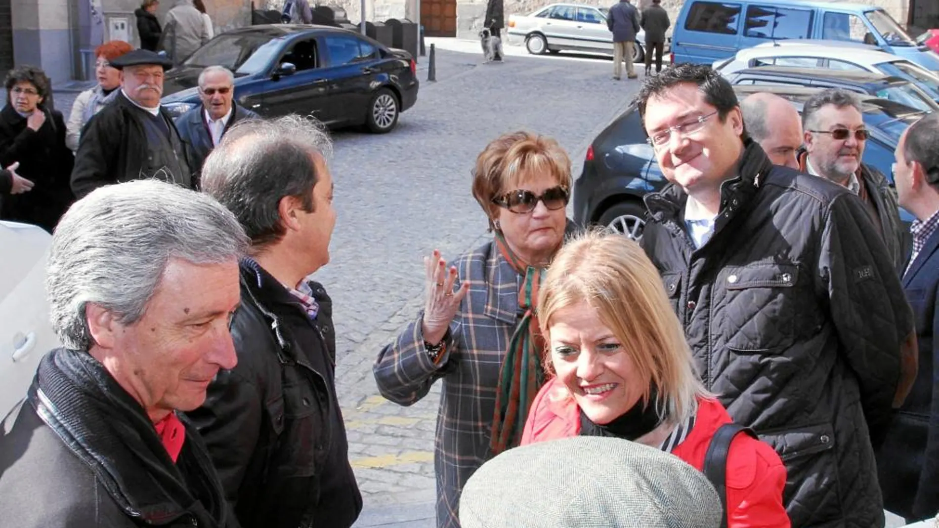 Óscar López conversa con vecinos de Segovia en el acto para conmemorar el aniversario de las primeras elecciones