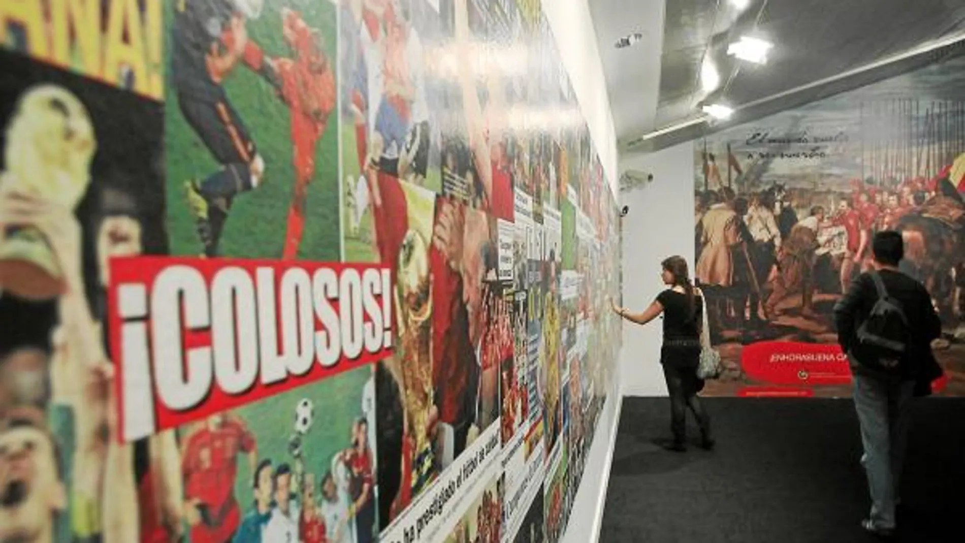 Una de las salas de la muestra con paredes cubiertas con portadas con los triunfos futbolísticos de España