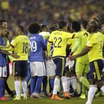 Los jugadores brasileños discuten con los colombianos al finalizar el partido Brasil-Colombia.