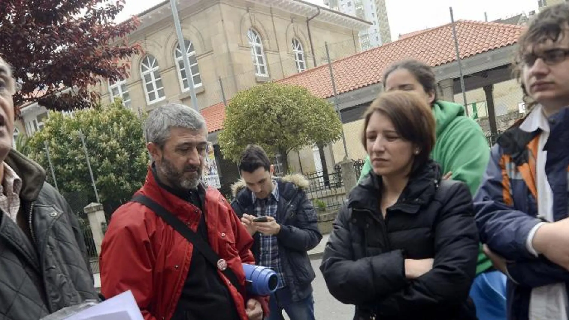La plataforma Stop Desahucios de Ourense llevó a cabo ayer su primer escracheante la casa del diputado del PP Celso Delgado (i).