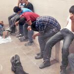 Un grupo de inmigrantes detenidos al cruzar la frontera con EE UU, en una celda de la Policía de Fronteras de Texas