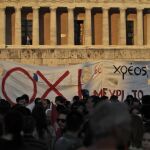 Varias personas participan en una protesta contra las políticas de austeridad en el Parlamento de Atenas
