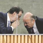 El presidente Mariano Rajoy habla con Luis De Guindos, a quien tiene que buscarle sucesor