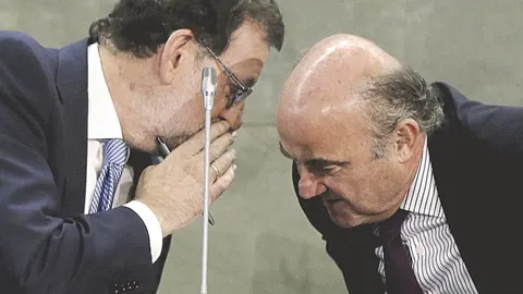 El presidente Mariano Rajoy habla con Luis De Guindos, a quien tiene que buscarle sucesor