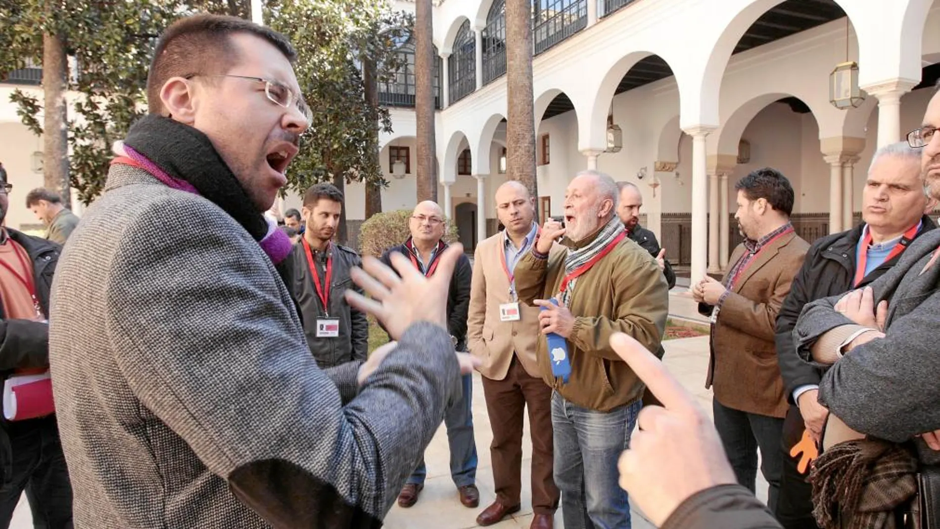 Un grupo de personas sordas e intérpretes protestaron en el Parlamento por los incumplimientos y la deuda