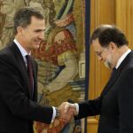 El Rey Felipe VI recibe en audiencia en el Palacio de la Zarzuela al líder del PP, Mariano Rajoy