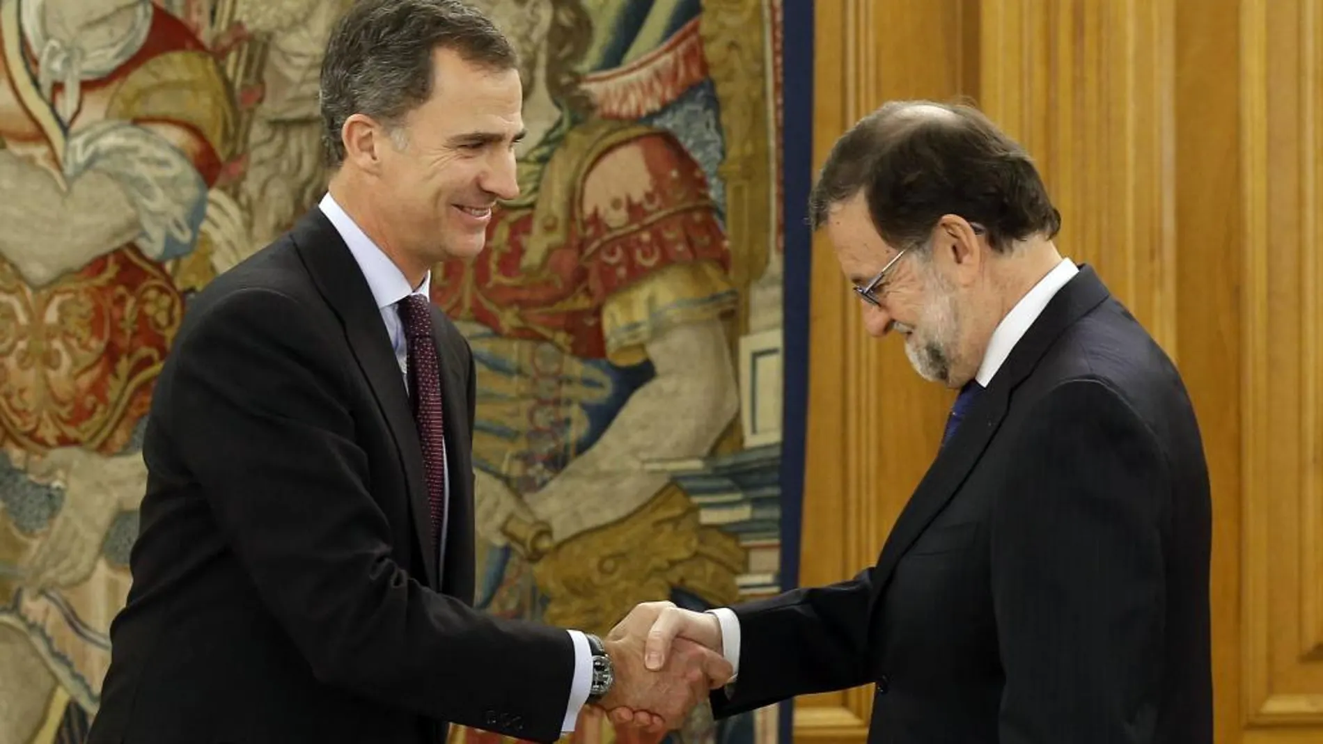 El Rey Felipe VI recibe en audiencia en el Palacio de la Zarzuela al líder del PP, Mariano Rajoy