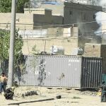La Policía afgana detiene a dos sospechosos junto a una casa donde se escondían insurgentes en Kabul / Efe