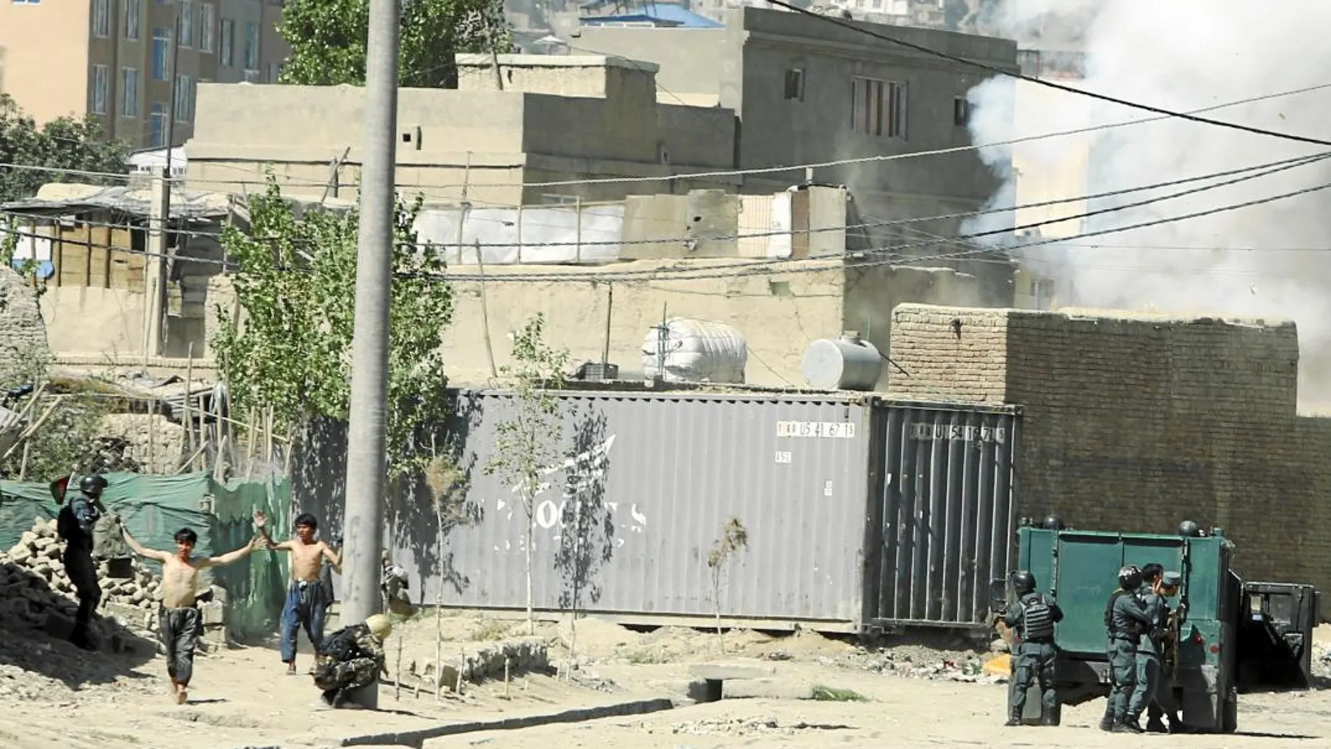 La Policía afgana detiene a dos sospechosos junto a una casa donde se escondían insurgentes en Kabul / Efe