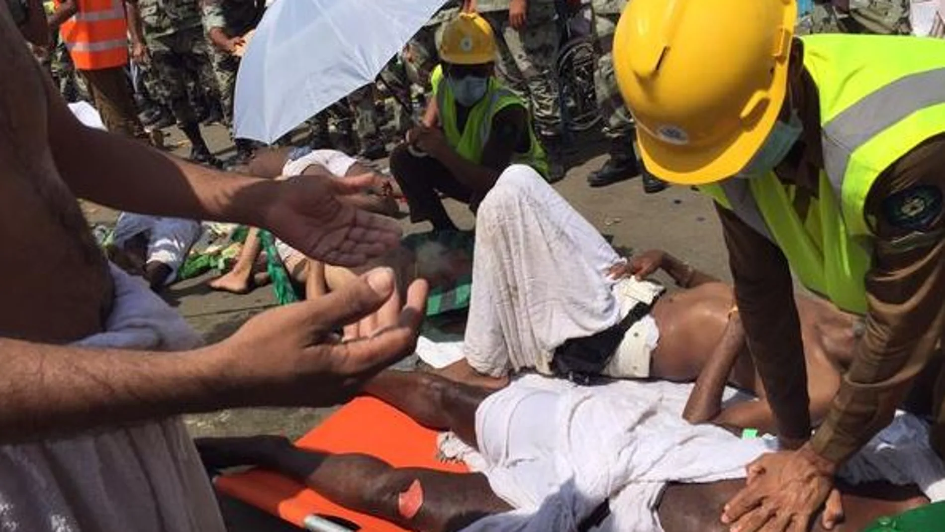 Los servicios de emergencia atienden a uno de los heridos
