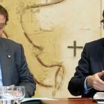 El presidente de la Generalitat, Carles Puigdemont (d) y el vicepresidente del Gobierno, Oriol Junqueras (i)