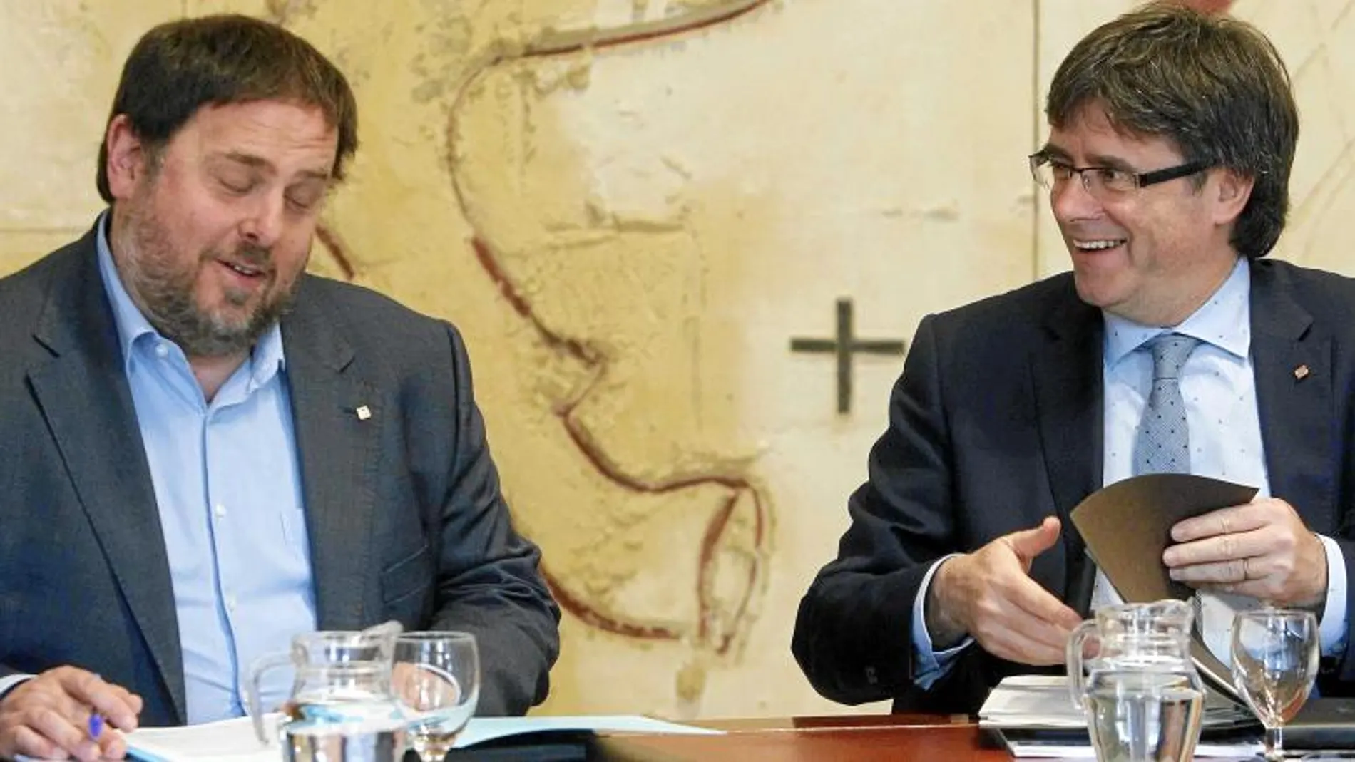 El presidente de la Generalitat, Carles Puigdemont (d) y el vicepresidente del Gobierno, Oriol Junqueras (i)