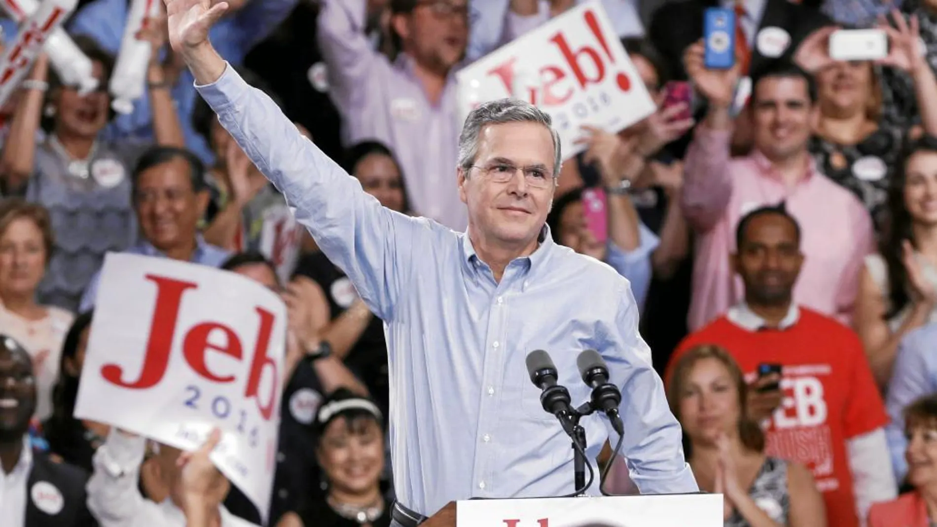 Jeb Bush saluda a sus simpatizantes tras anunciar ayer su candidatura