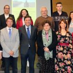 El consejero de Empleo, Carlos Fernández Carriedo, con los alumnos ganadores de la segunda edición del proyecto «Se hace camino al Emprender»