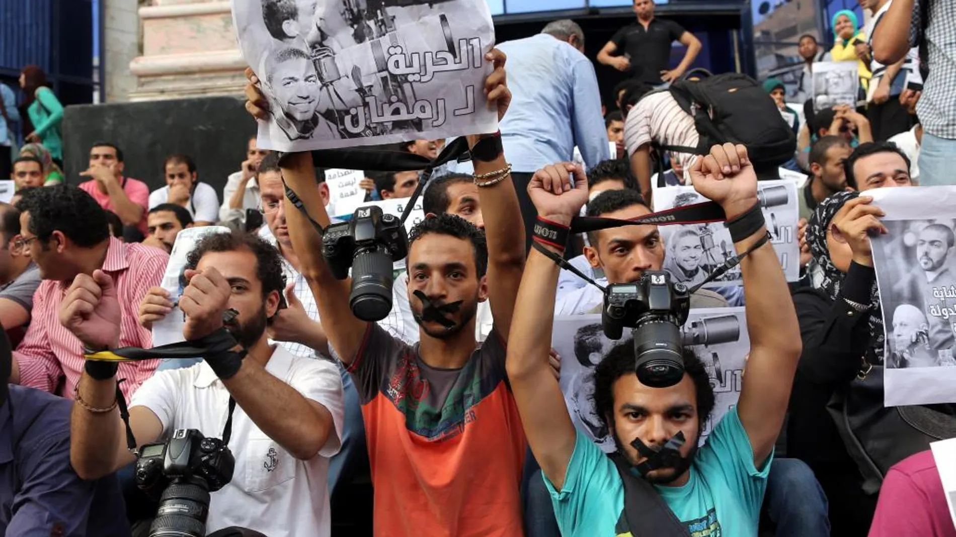 Periodistas protestan frente al sindicato de periodistas para pedir la liberación de su colega fotógrafo Ahmed Ramadan el pasado año.