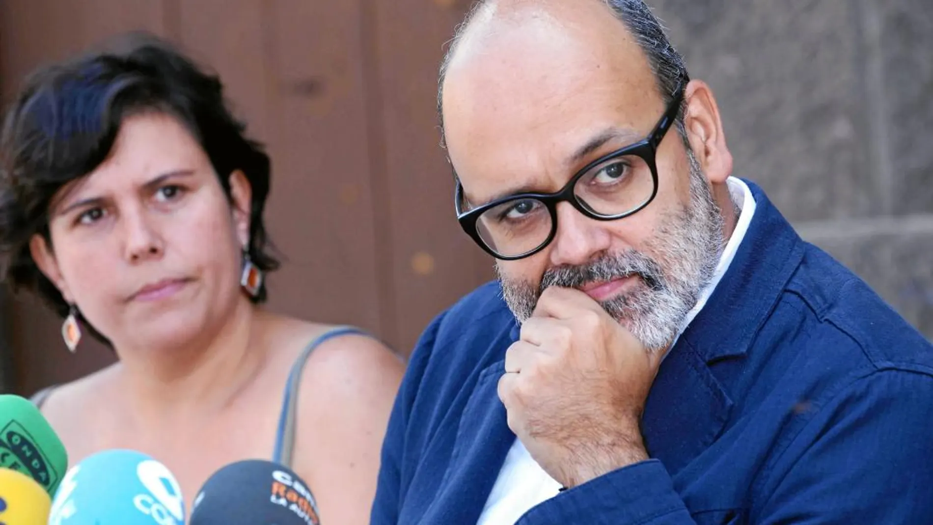 Juan Manuel Brito, junto a su compañera sentimental, durante la rueda de prensa de ayer