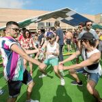 Unos jóvenes bailan en el festival Sónar, que este 2018 cumple 25 años de vida. EFE/Marta Pérez