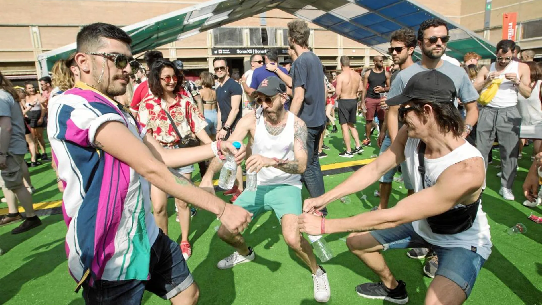 Unos jóvenes bailan en el festival Sónar, que este 2018 cumple 25 años de vida. EFE/Marta Pérez
