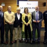 Milagros Marcos, Jesús Julio Carnero y Pablo Trillo, junto a los ponentes en unas jornadas sobre la PAC celebradas en Valladolid
