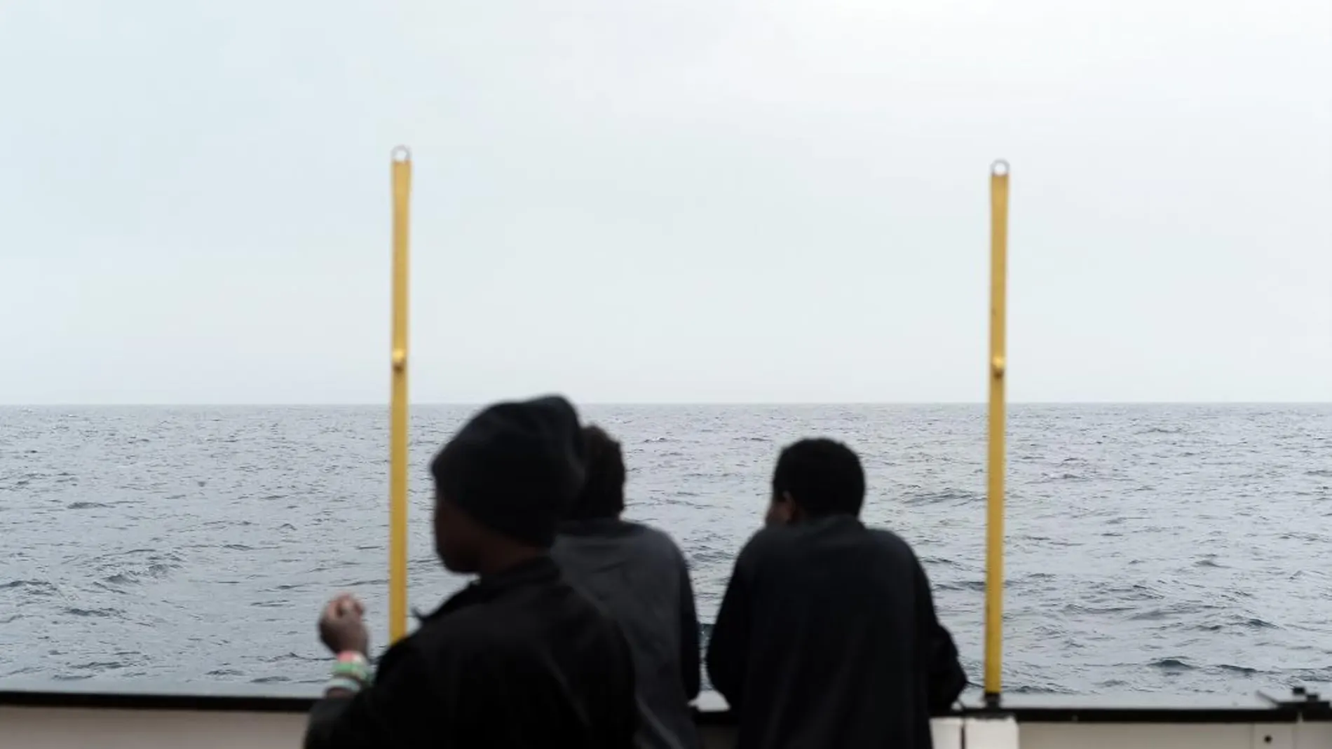 Imagen de archivo de la ONG "SOS Mediterranee"que muestra a varios de los 629 inmigrantes rescatados a bordo del barco "Aquarius"