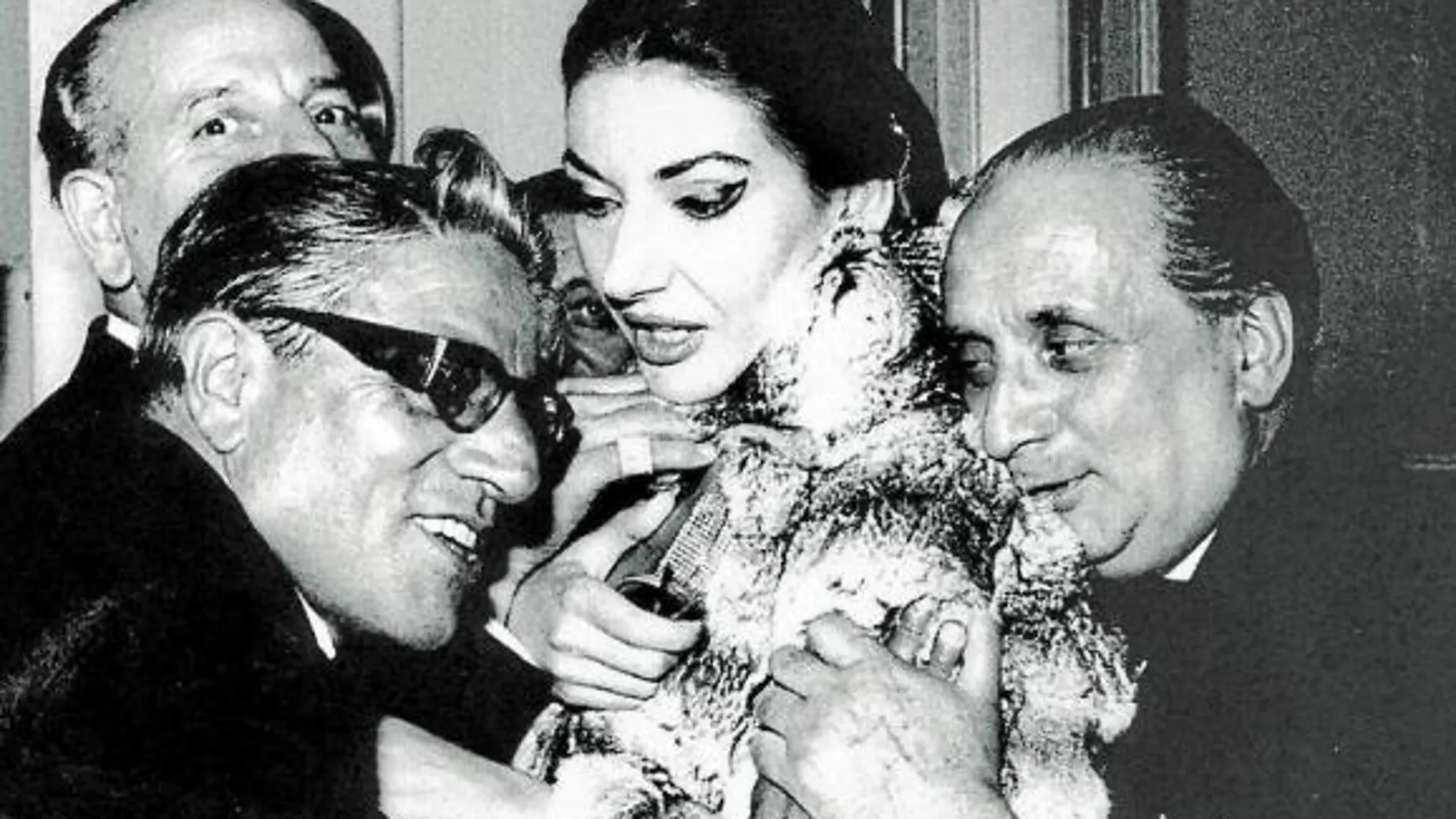 Callas, con su primer marido, Giovanbattista Meneghini, y su futuro esposo, Aristóteles Onassis