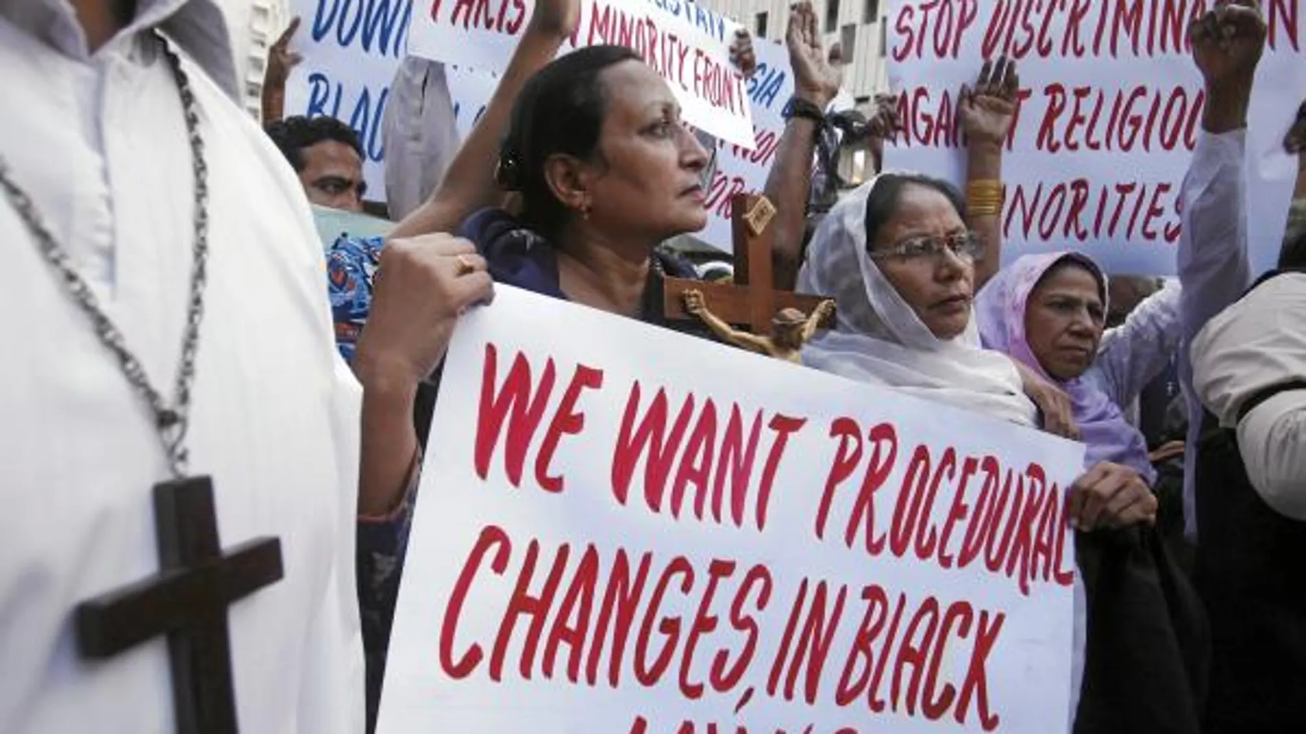 Un grupo de cristianos paquistaníes se manifiesta a favor de Asia Bibi y exige que se cambie la ley de blasfemia, en Karachi