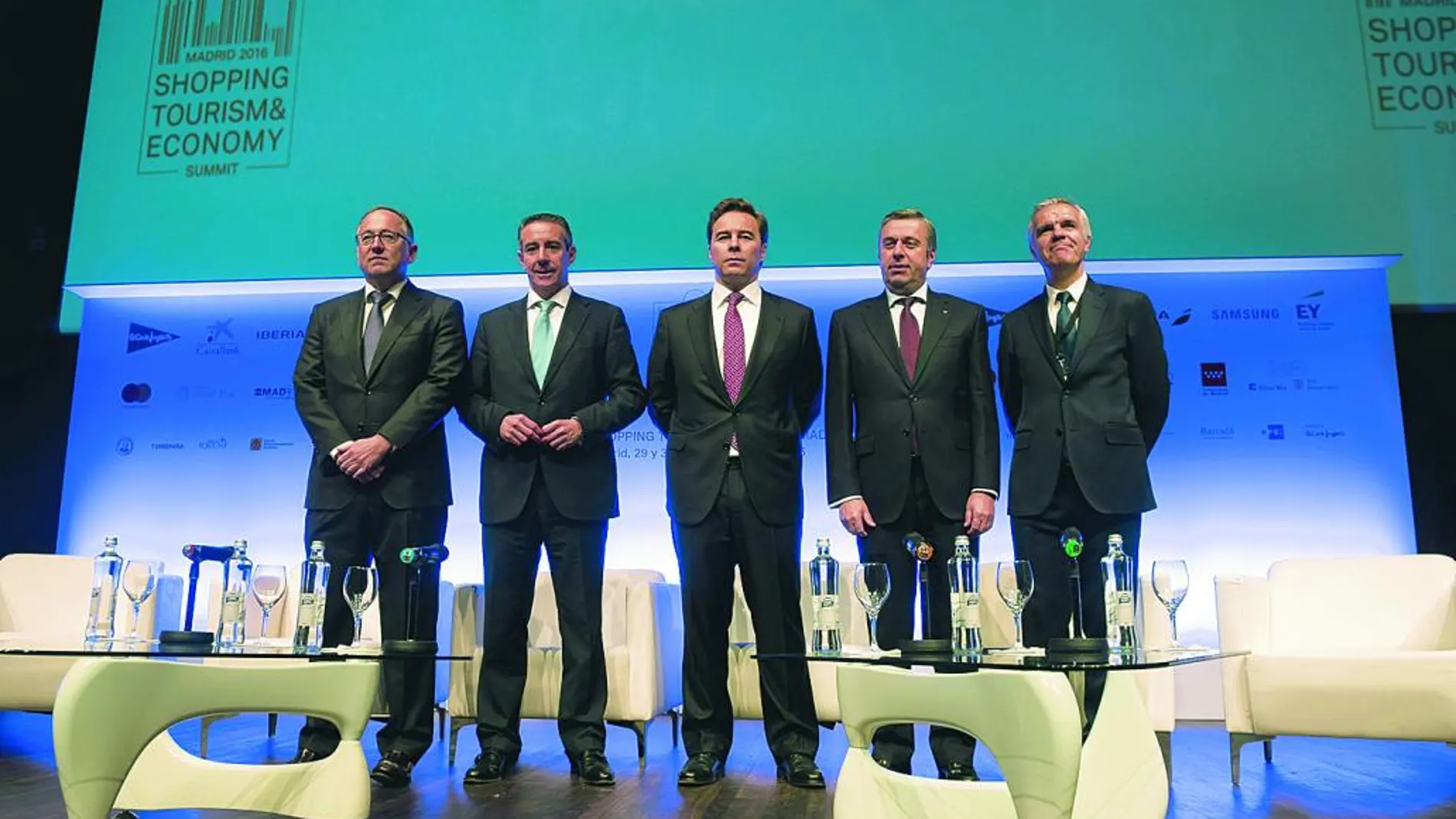 De izquierda a derecha, Luis Gallego, presidente ejecutivo de Iberia; Juan Antonio Alcaraz, director general de CaixaBank; Dimas Gimeno, presidente de El Corte Inglés; José Luis Perelli, presidente de EY España, y Celestino García, vicepresidente corporativo de Samsung, en el último «Summit Shopping Tourism & Economy»