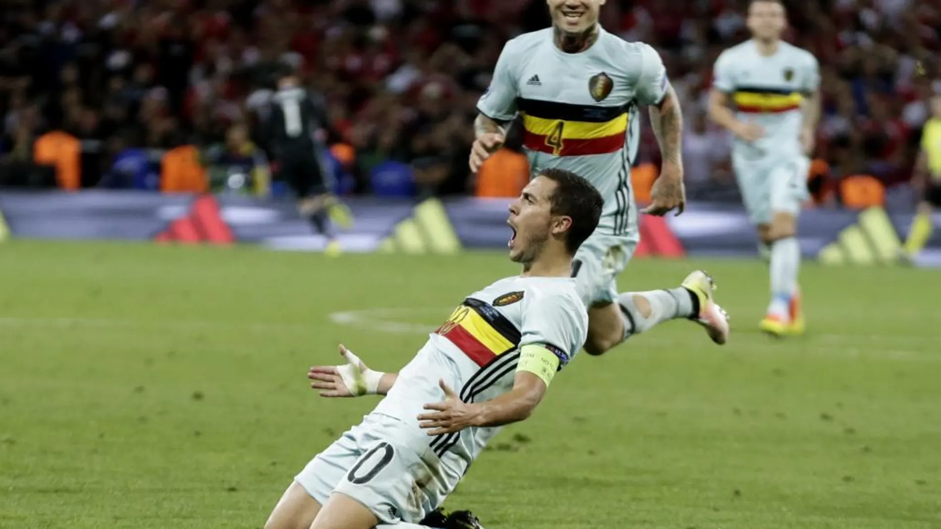 Hazard y Nainggolan celebran el tercer tanto de Bélgica
