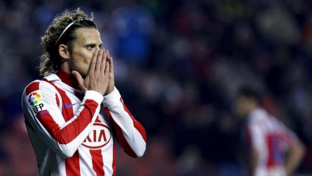 Un Forlán desesperado en un momento del partido