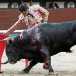 Diego Urdiales torea con la diestra al segundo toro de la tarde, ayer en la Monumental de Las Ventas